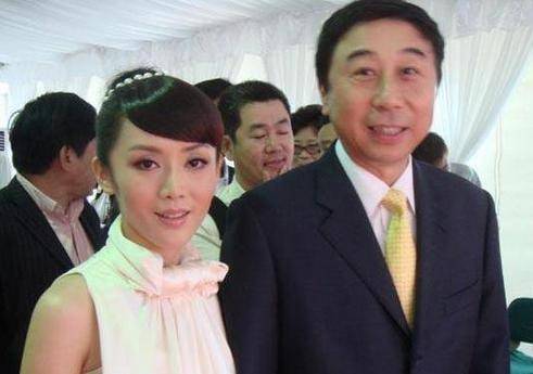 原创冯巩现身高档饭局遇热情女粉丝搂腰合影连忙推开称怕老婆看见