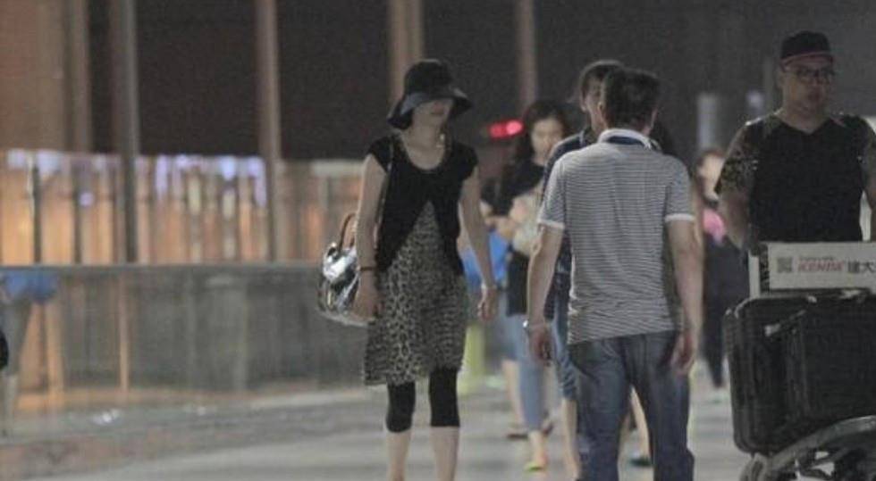 双脚 徐帆还挺潮流的,私下穿豹纹裙配中裤 可双脚穿绿色人字拖减分