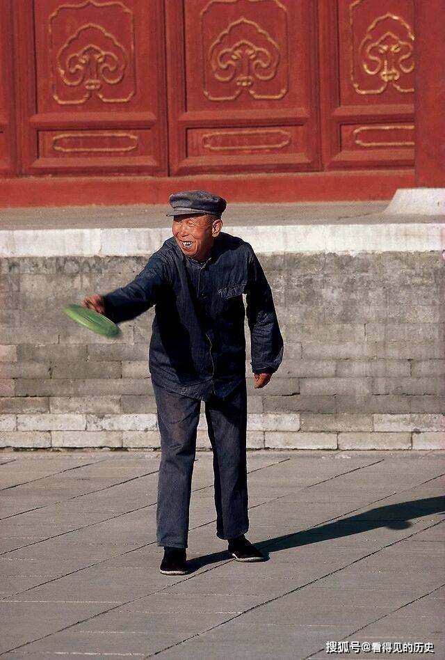 老照片1986年北京的老人遛鸟晒太阳打太极