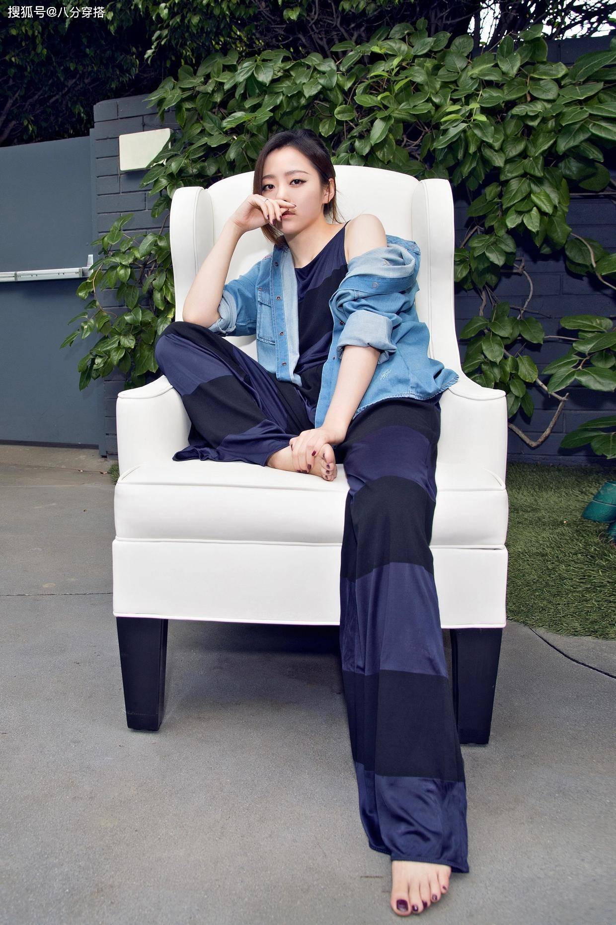 身材 张靓颖真是微胖界代表，穿西装和开衩裙秀“酒杯腿”，气质太招摇