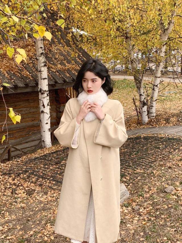 女生 这样的穿搭比较适合20岁左右的女生，穿起来法式又复古