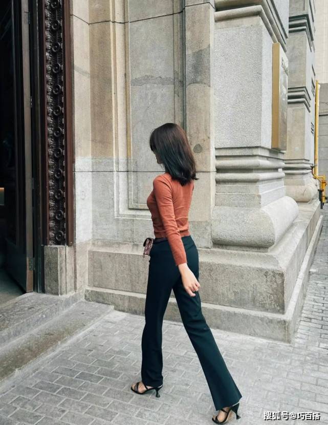 设计 杨采钰又成穿搭模板,“打底衫+长裤”,显高又气质