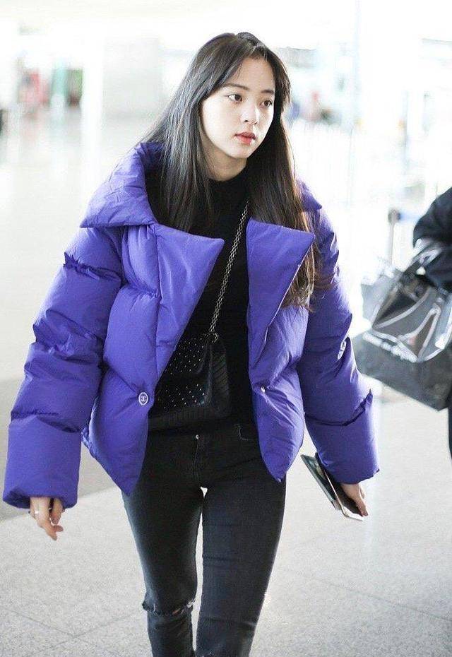好身材 欧阳娜娜穿紫色羽绒服配破洞裤现身,挡不住的少女感