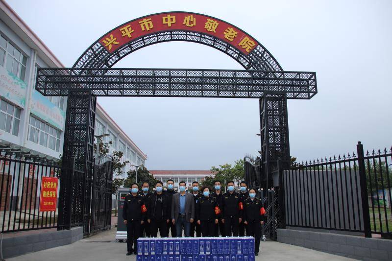 我为老人献爱心——兴平市综合行政执法局开展重阳节志愿服务活动