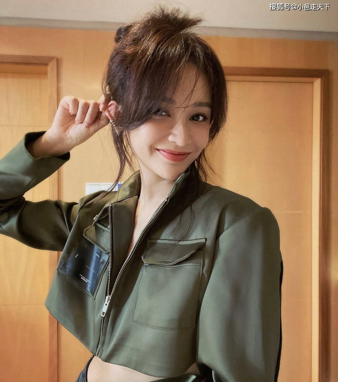 王一菲绿色衬衣高马尾性感写真