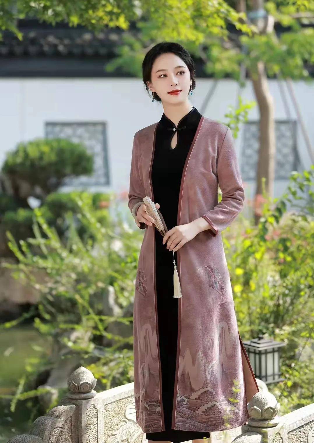 静婉 女人过了40岁,穿衣要显气质,今秋学会这样穿旗袍,优雅又高级!