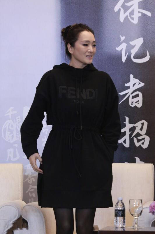 身材 巩俐穿连帽卫衣裙现身，脸上凹坑难掩沧桑，坦然接受容颜的衰老！