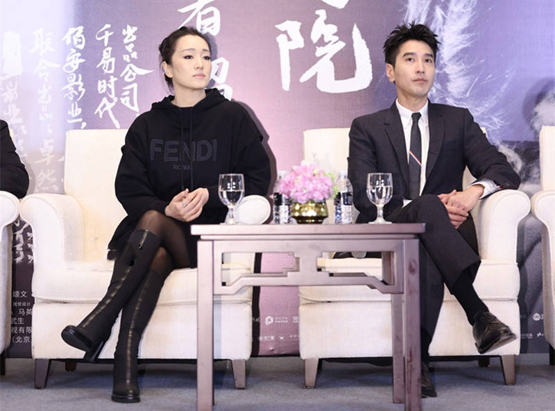 身材 巩俐学聪明了!首映礼穿1万针织裙配丝袜,走性感路线差点认不出