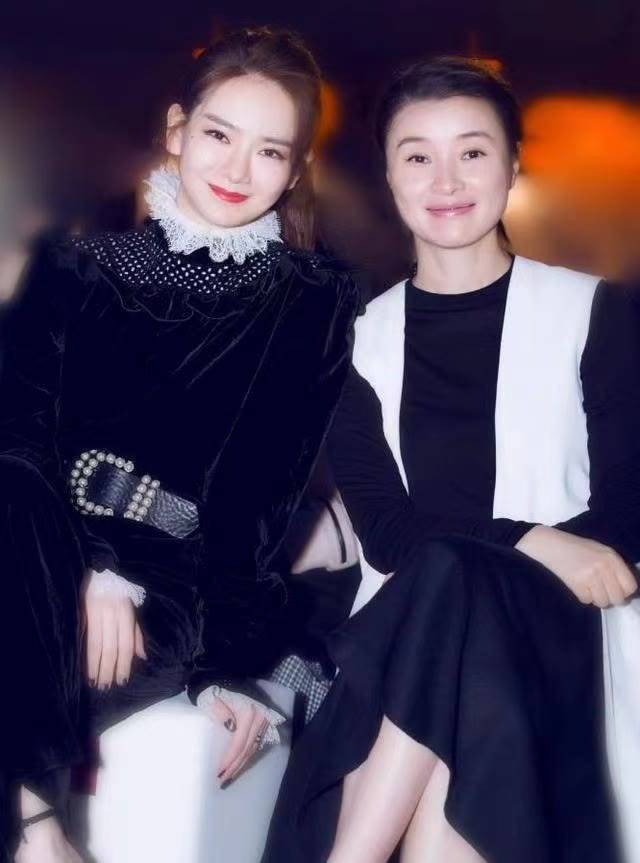 马尾 吴越穿得低调朴素，扎低马尾和小12岁戚薇同框，乍眼看像是母女