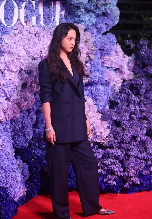 周冬雨 VOGUE红毯，杨幂童瑶换发型翻车，汤唯压轴性感出圈，宋佳胖变形