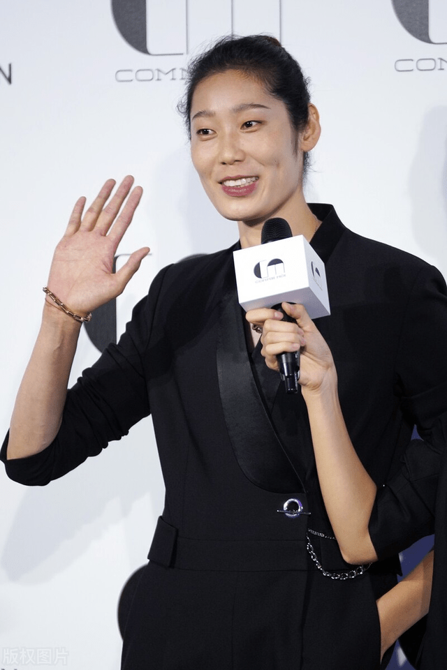 moi 上海时装周众女星集体亮相，那些星光熠熠的瞬间也暗藏巧思