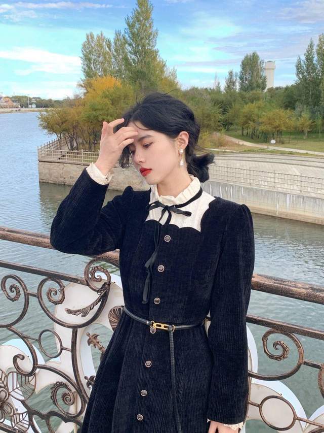 女生 这样的穿搭比较适合20岁左右的女生，穿起来法式又复古