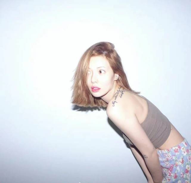 公司金泫雅金色齐肩短发造型曝光，身材引人关注，每次造型都很惊喜