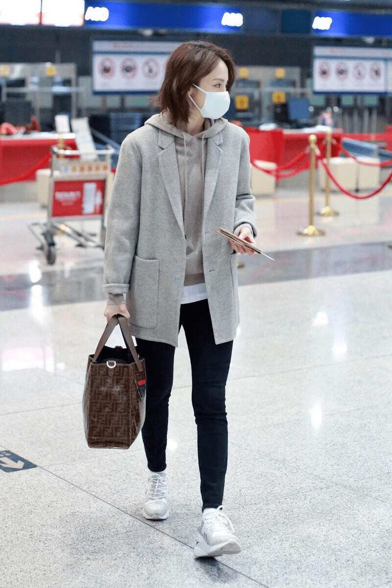 董璇 董璇的骨相美太有优势，穿红色亮片裙还扎丸子头，在哪都是女神