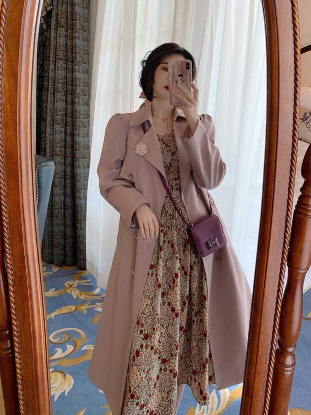 颜色 每一种风衣都有不同的搭配方法，也都有不同流行的颜色