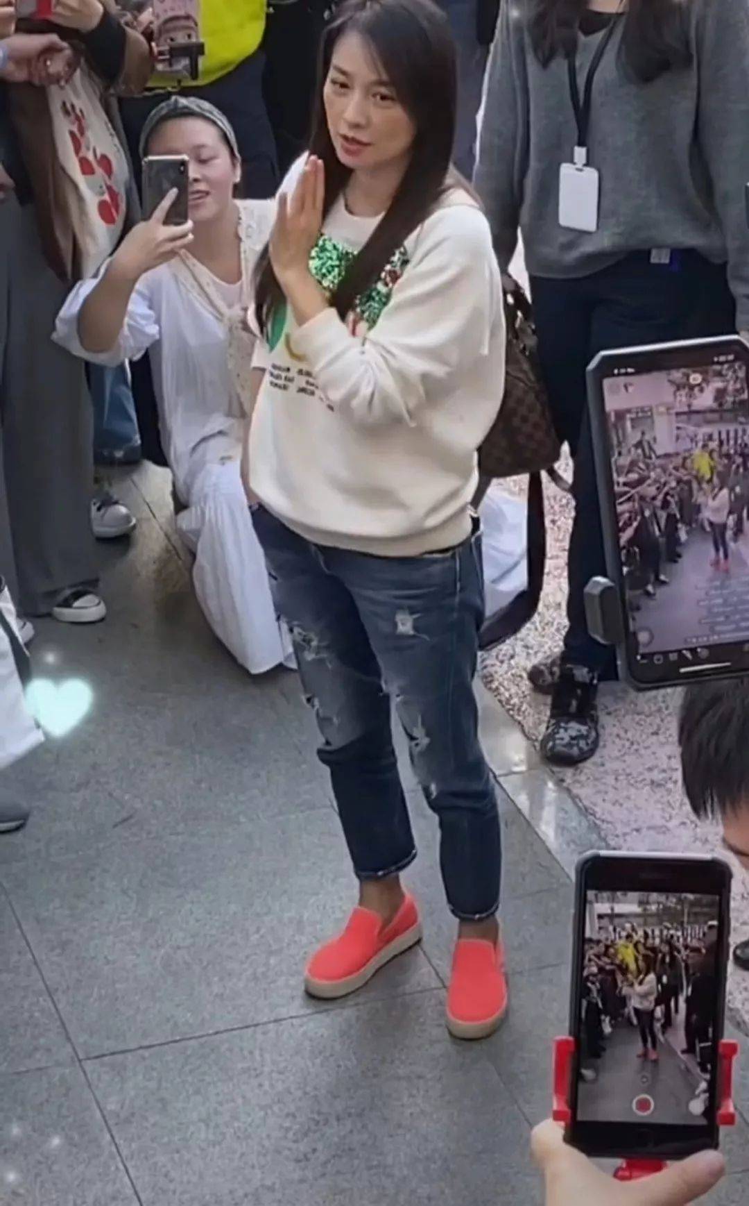 脸颊张庭尽想着穿的少女，这脸颊都凹陷没了胶原蛋白，是老阿姨了！