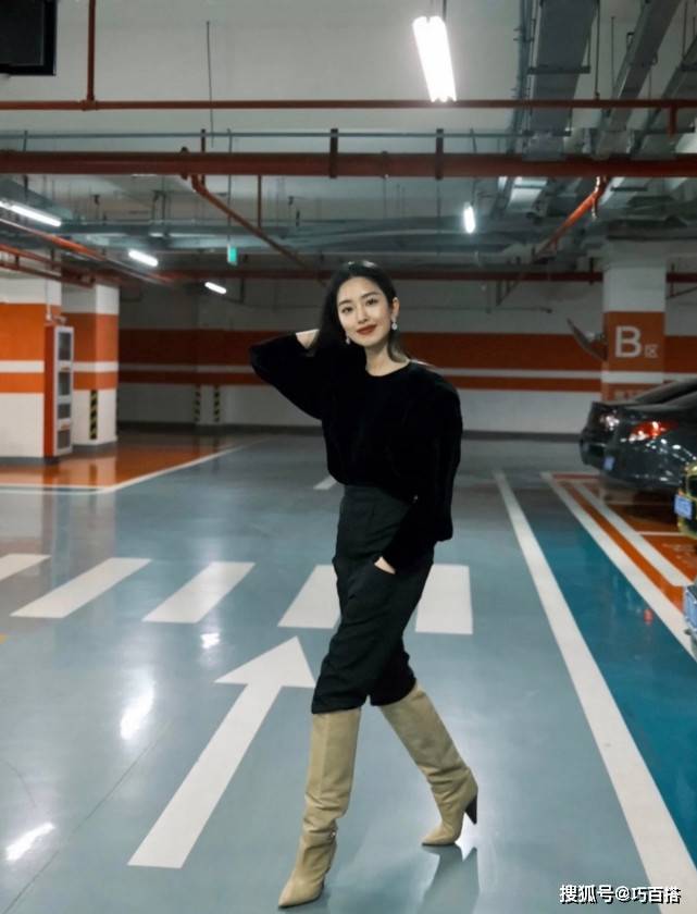 设计 杨采钰又成穿搭模板,“打底衫+长裤”,显高又气质