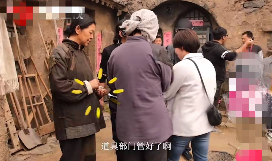 道具|《功勋》曝倪萍蒋欣戏外花絮惹人爆笑，但戏内深夜相拥却让人泪目