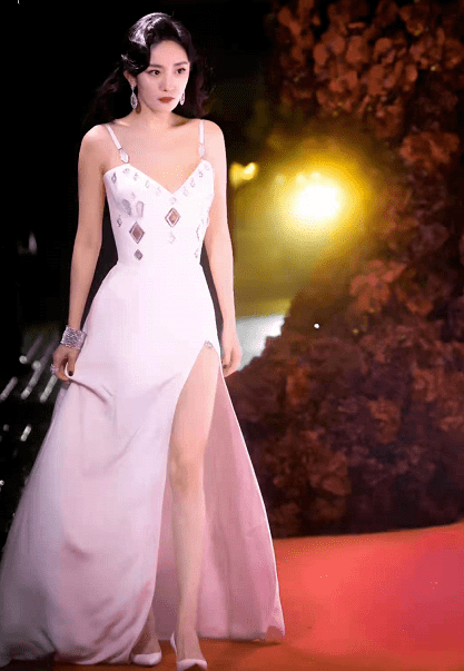 廓形 汤唯不愧是大花!穿深v秀事业线赢过杨幂,压轴出场成红毯大赢家