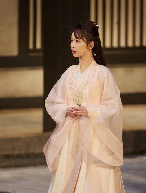 夏雪|杨紫晒库存自拍照,不受《余生》延期的影响:出名很早,未来很长2