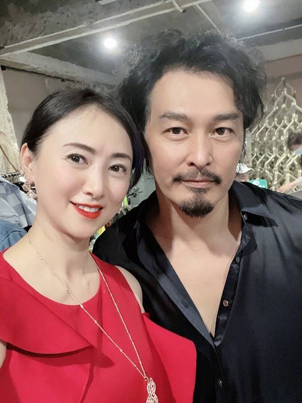 颜色 翁虹年逾知命风韵犹在，53岁肤白无皱纹，穿红色修身裙分外妖娆