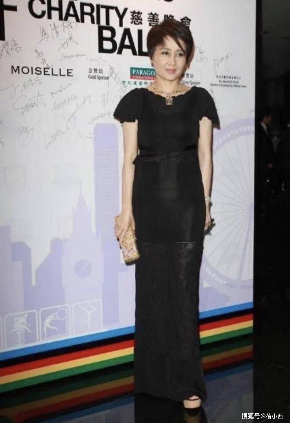 职场 赌王四太梁安琪终于不扮嫩，认真穿小香风连衣裙，气场很难被超越