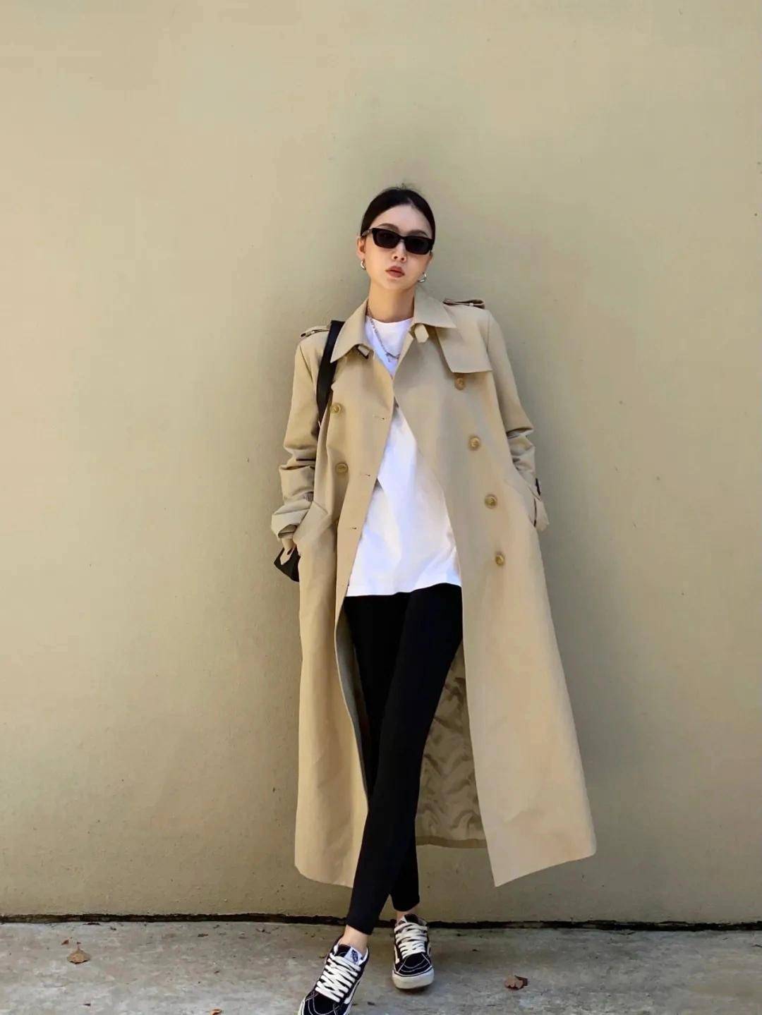 配饰 建议奔三奔四的女性多穿“风衣”，搭配牛仔裤、打底裤，简约高级