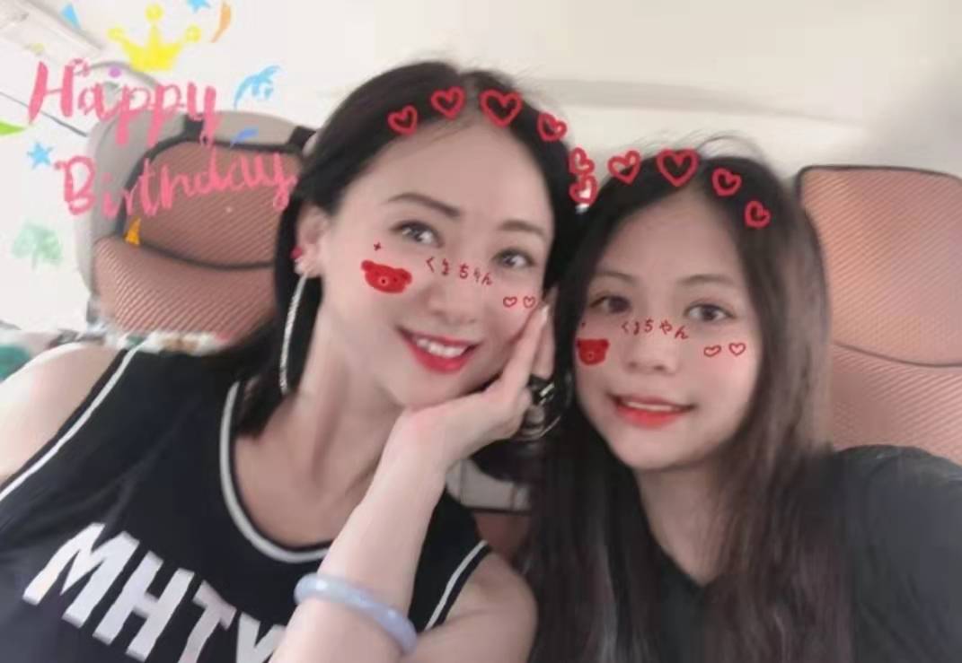 从小美到大 香港知名女星爱女14岁生日 颜值超高获网友力荐入行 翁虹