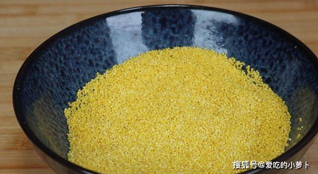 水大叔|把一碗小米倒进滚烫油锅，瞬间变美味，真是高手在民间，厉害了