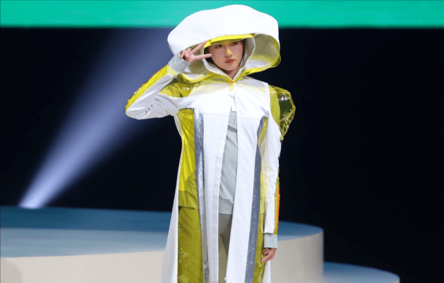 衣架子 周雨彤真的是衣架子吧？不是超模穿这么奇葩的服装居然还挺酷？