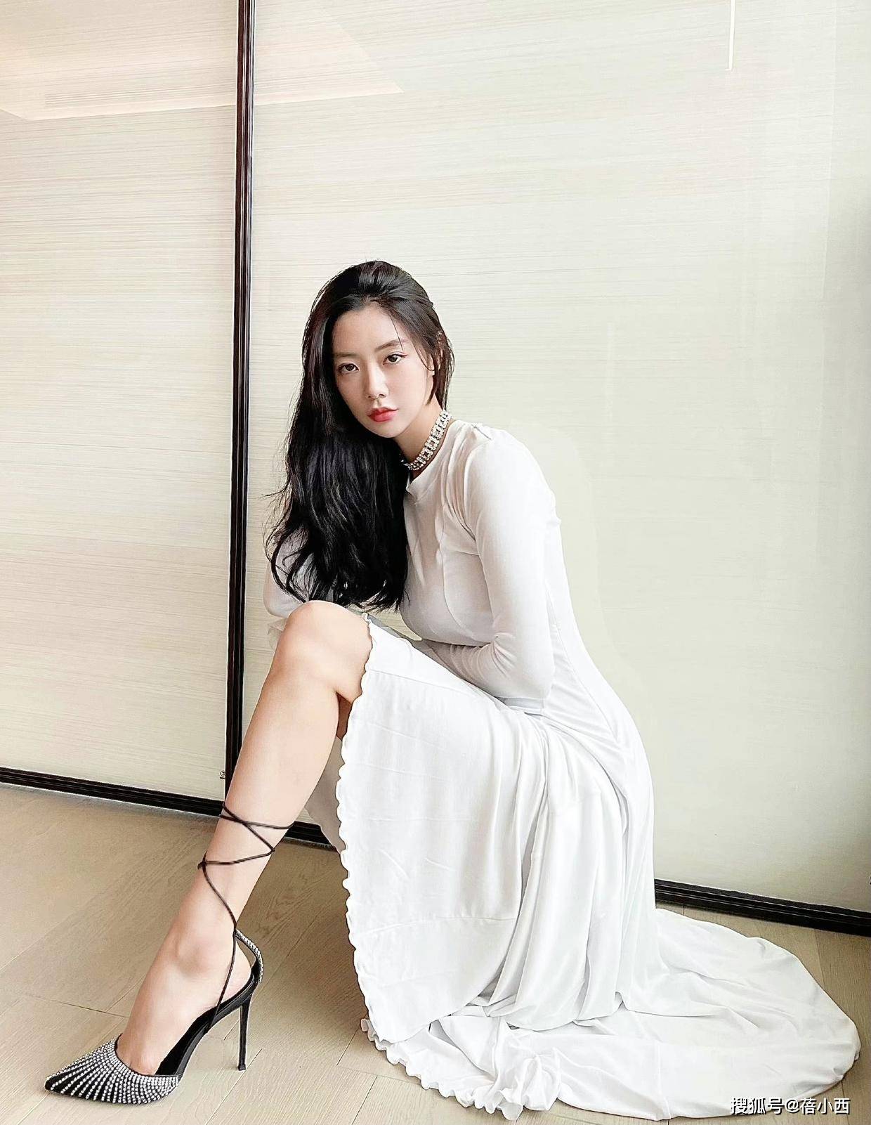 美眉 克拉拉真是“亚洲第一美女”,连土味白色紧身裙,都穿出了高级感