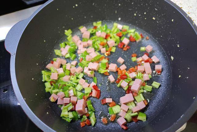 做法|蛋炒饭怎么做好吃？掌握好一点，米饭越吃越香，女儿能吃2碗