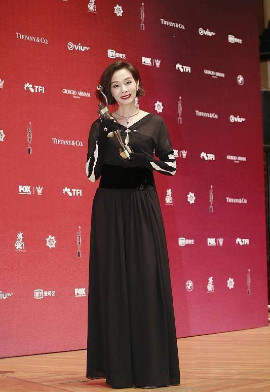 黑色 毛舜筠化了浓妆之后，气质更贵气大方了，穿上长裙很有女人味