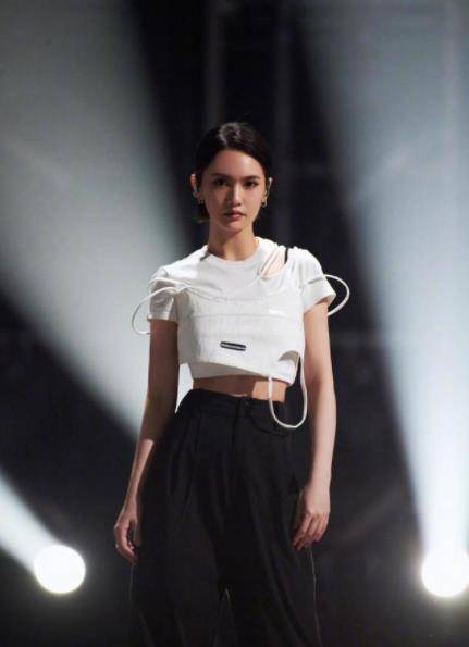 黑色 杨丞琳穿减龄休闲运动装,配一头褐色短发太少女了,不像已婚女人