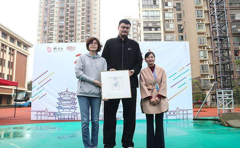 卫衣 姚明的老婆也挺高的，穿的休闲风服装看着就舒服，不愧是运动员