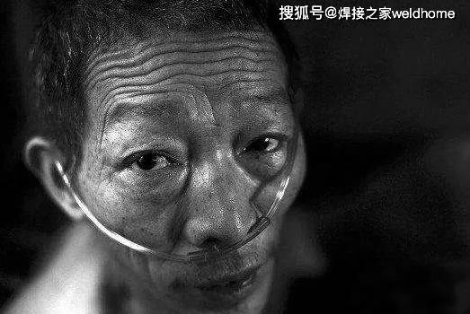 他可能是一位丈夫,一位煤矿矿工,每个上工的日子,都得吸那么一些煤尘
