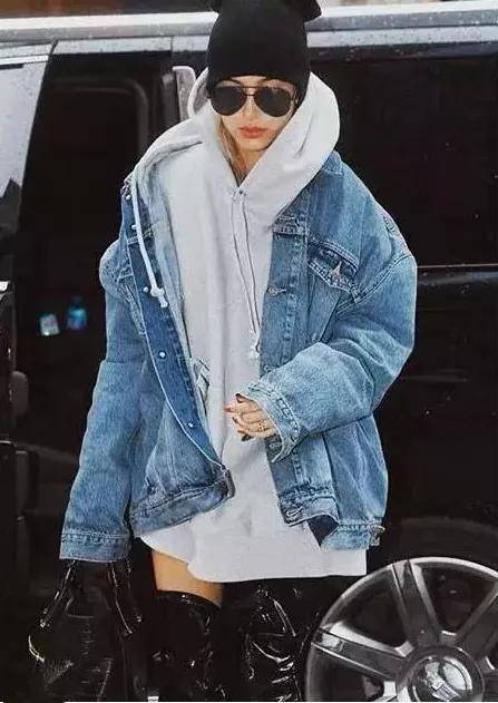 显得 秋冬卫衣怎么穿时尚又保暖