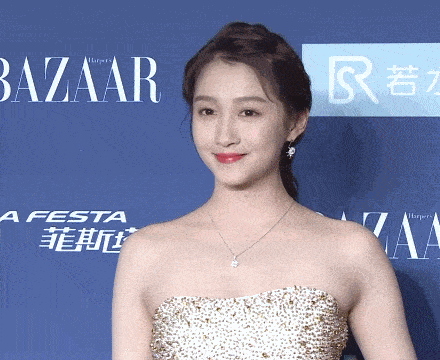 显得 芭莎夜林允礼服上布满“星空”，却被闪闪发光的胸贴抢镜了