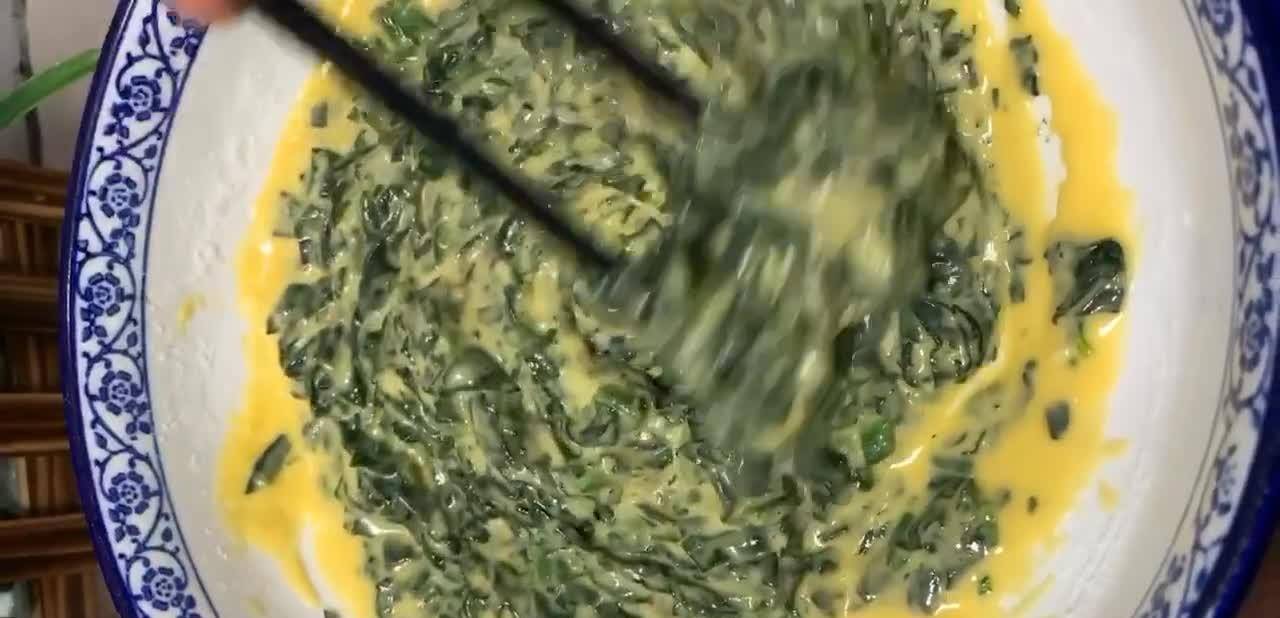 做法|菠菜鸡蛋饼的做法，营养丰富外焦里嫩，春天孩子特喜欢的早餐之一