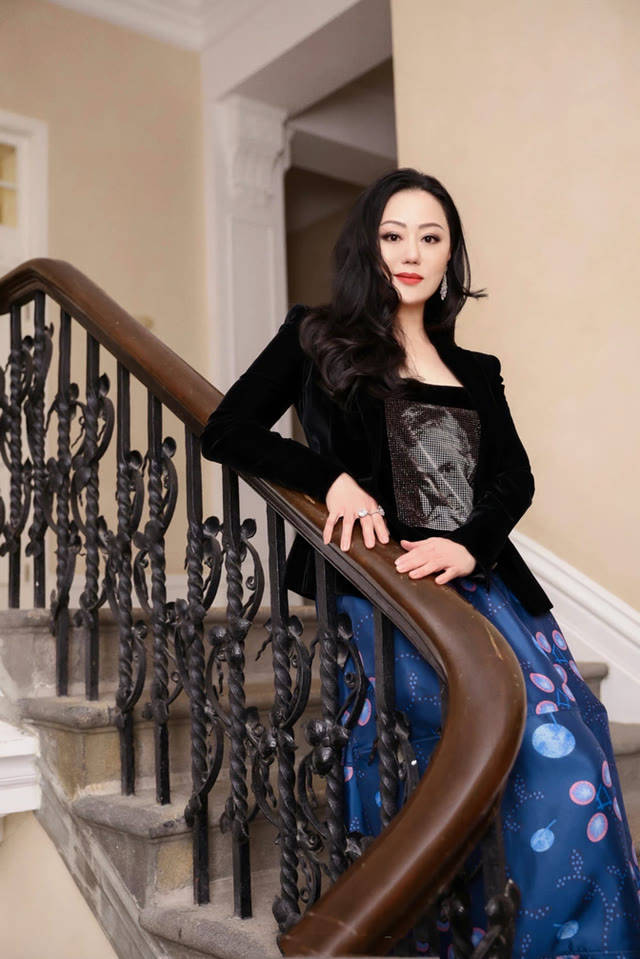 整体 章小蕙看秀挺高调，穿西装配半裙手上戴两钻戒，一看就是上流贵妇