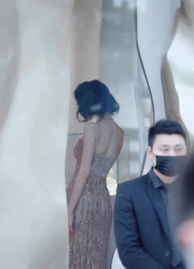 美貌 热巴生图都能拍出大片质感！穿吊带鎏金裙美貌开挂，牛奶肌超抢眼