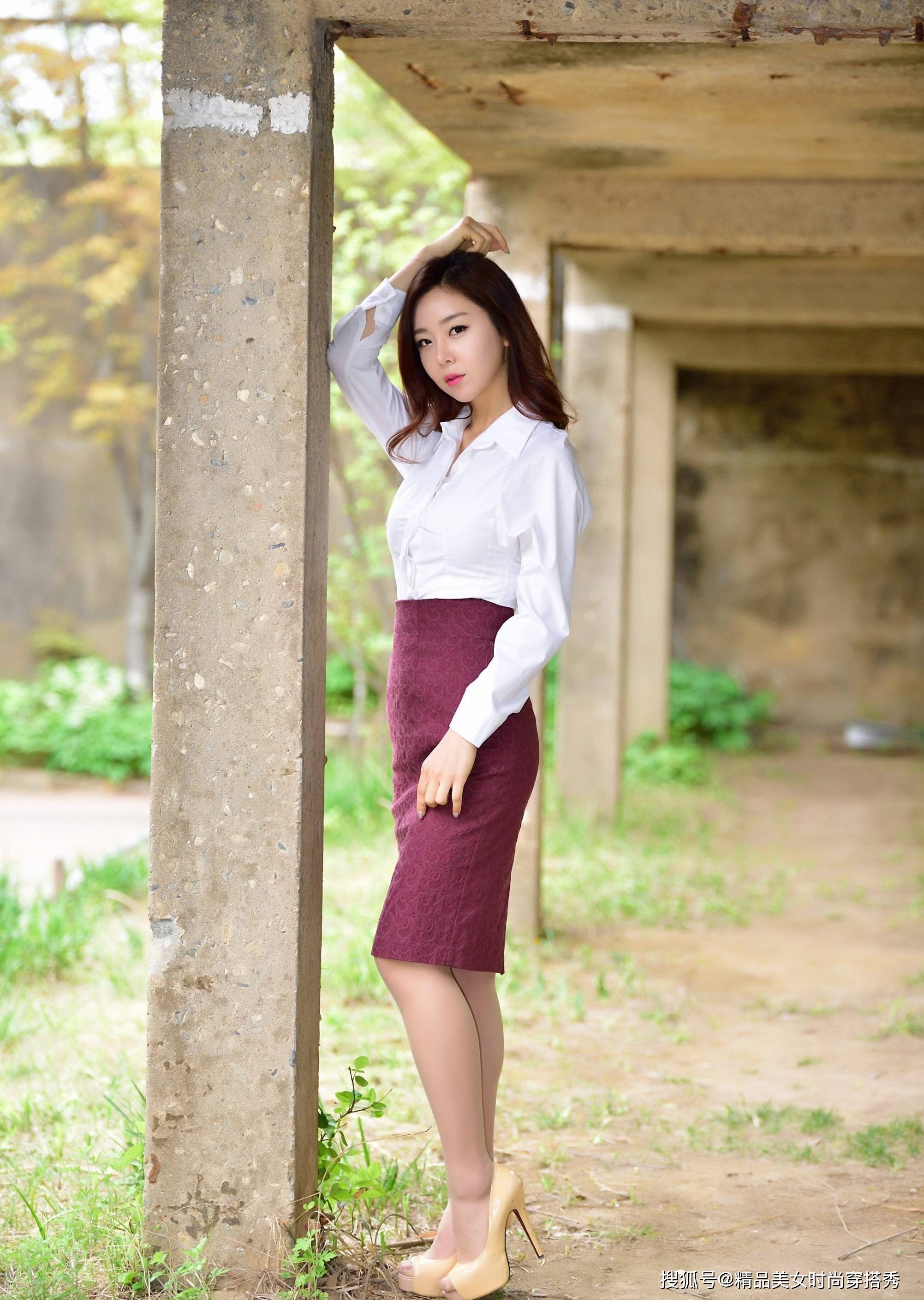 长度 白色衬衫搭配高腰的枣红色半身裙,时尚吸睛,走起路来优雅从容