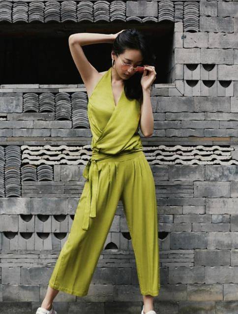 刘蓓 徐帆与刘蓓同框,同是53岁同穿“挂脖”上衣,气质却完全不同