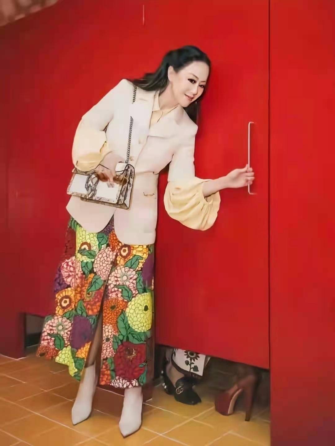 整体 章小蕙看秀挺高调，穿西装配半裙手上戴两钻戒，一看就是上流贵妇