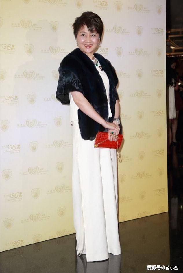 职场 赌王四太梁安琪终于不扮嫩，认真穿小香风连衣裙，气场很难被超越