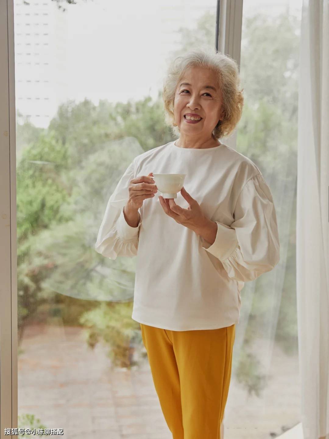 颜色 中年女性就要穿大红大紫！瞧这些50+妈妈的穿搭，显年轻又时髦