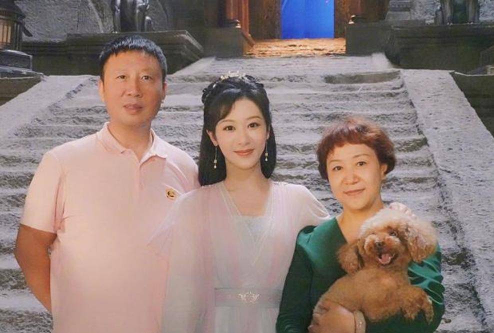 夏雪|杨紫晒库存自拍照，不受《余生》延期的影响：出名很早，未来很长2