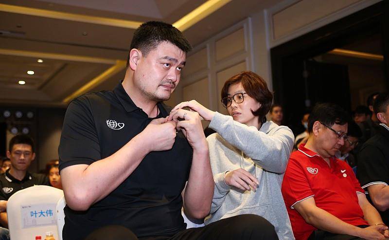 卫衣 姚明的老婆也挺高的，穿的休闲风服装看着就舒服，不愧是运动员