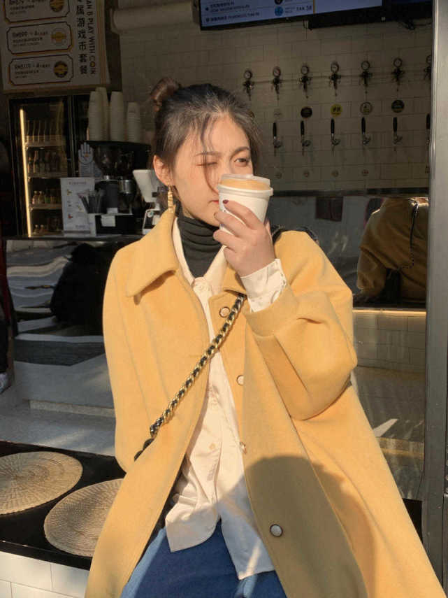 逐渐降温 降温了的秋冬,大衣搭配牛仔裤简约又洋气,让你美出圈了!