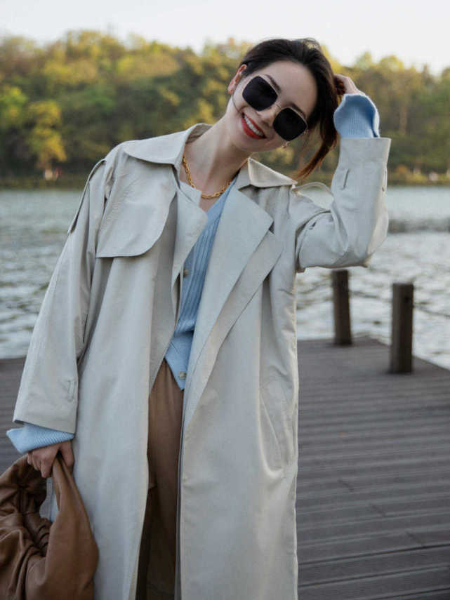 逐渐降温 降温了的秋冬，大衣搭配牛仔裤简约又洋气，让你美出圈了！